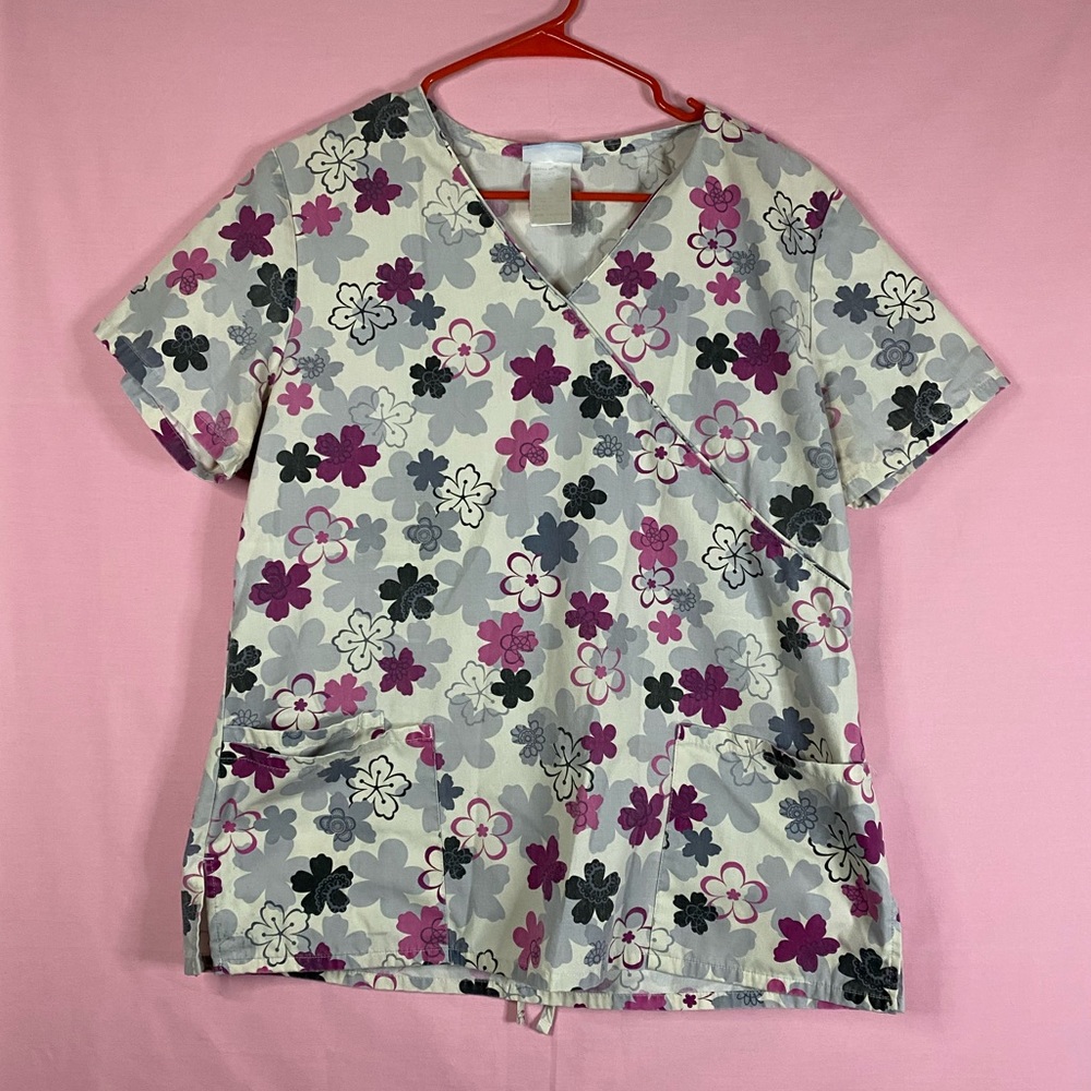 🌺 Floral Scrub Top 🌺